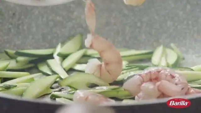 Спагетти с креветками, цукини и помидорами