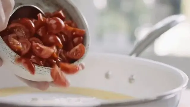 Баветте с лососем, луком и спаржей