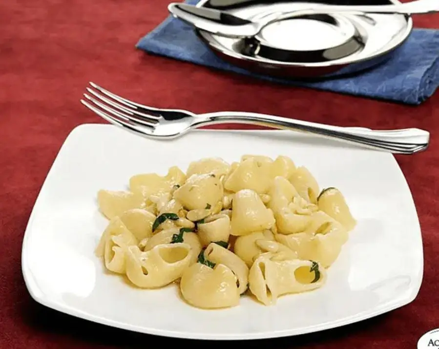 Пипе Ригате с базиликом, сыром и чесноком