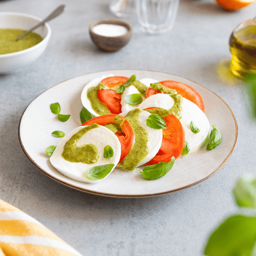 Салат Капрезе с песто
