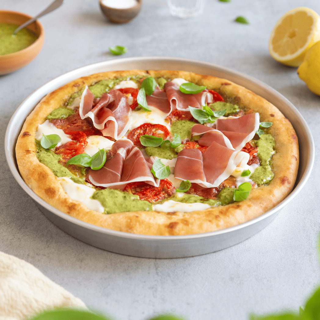 Пицца с песто и беконом