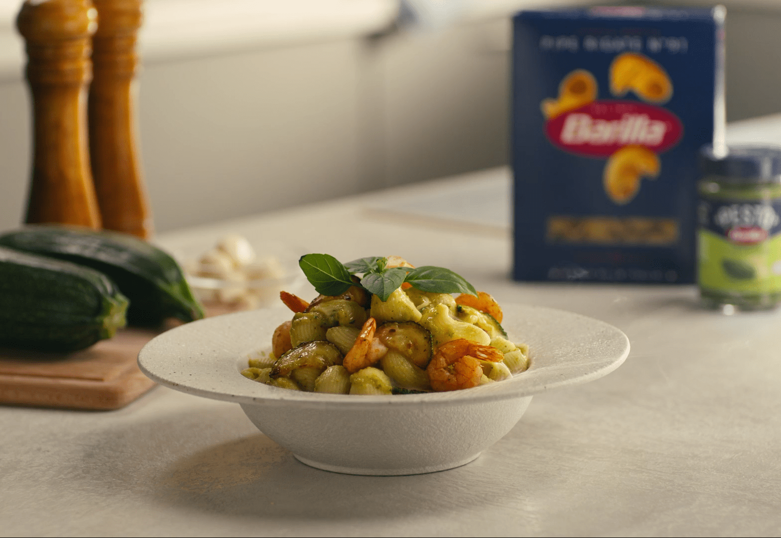 Пипе Ригате с креветками, цукини и песто Дженовезе