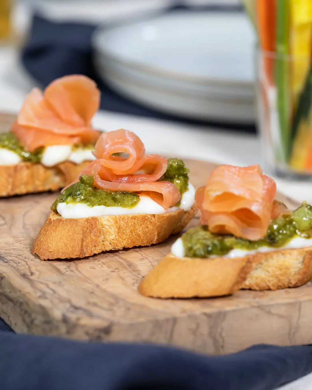 Брускетта с красной рыбой и песто