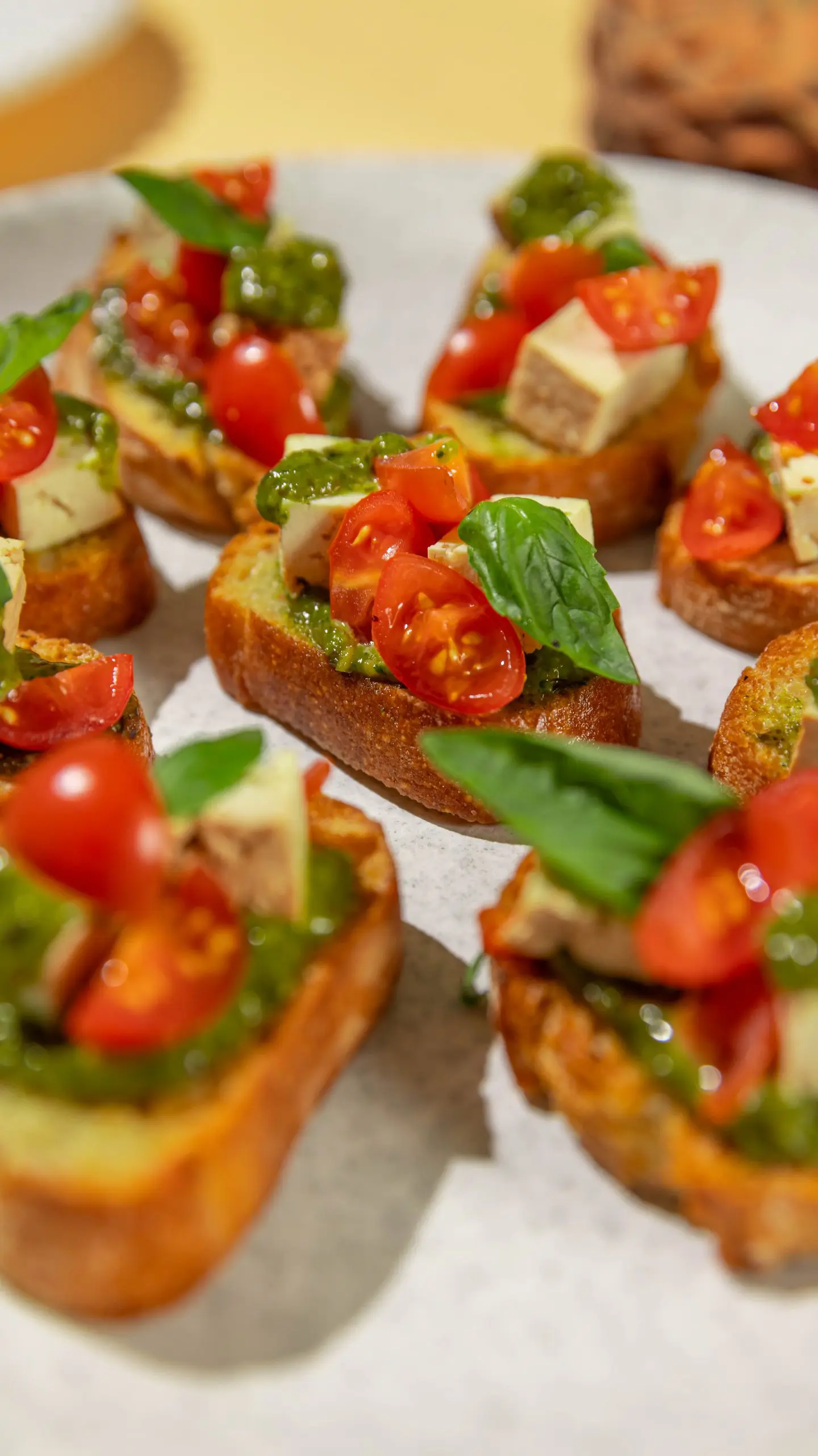 Брускетта с томатами и тофу