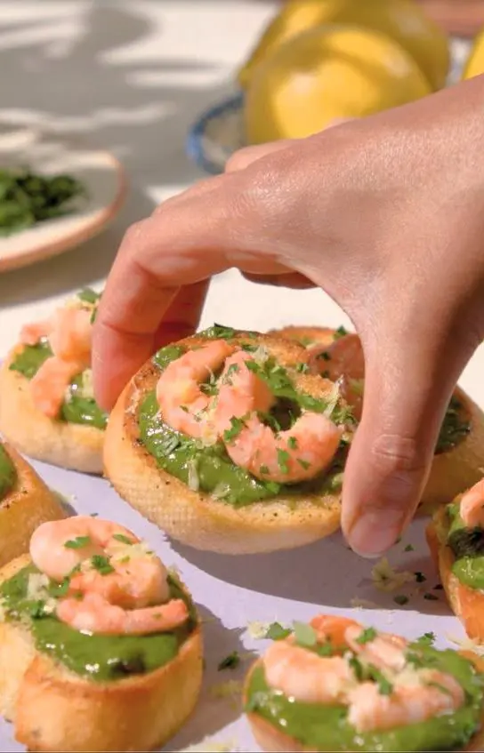 Брускетта с креветками и песто