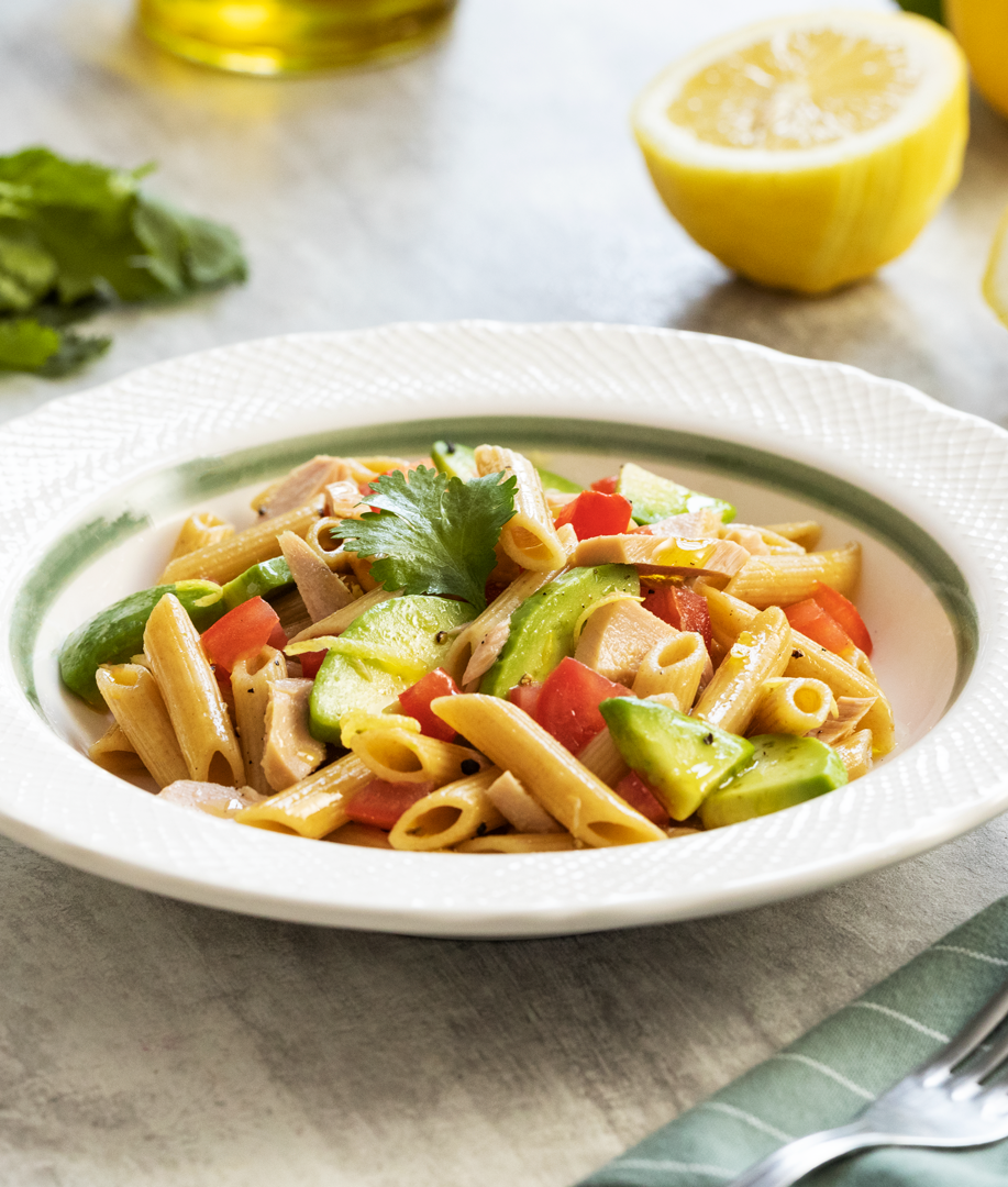 Салат из цельнозерновых Пенне Ригате с тунцом и авокадо