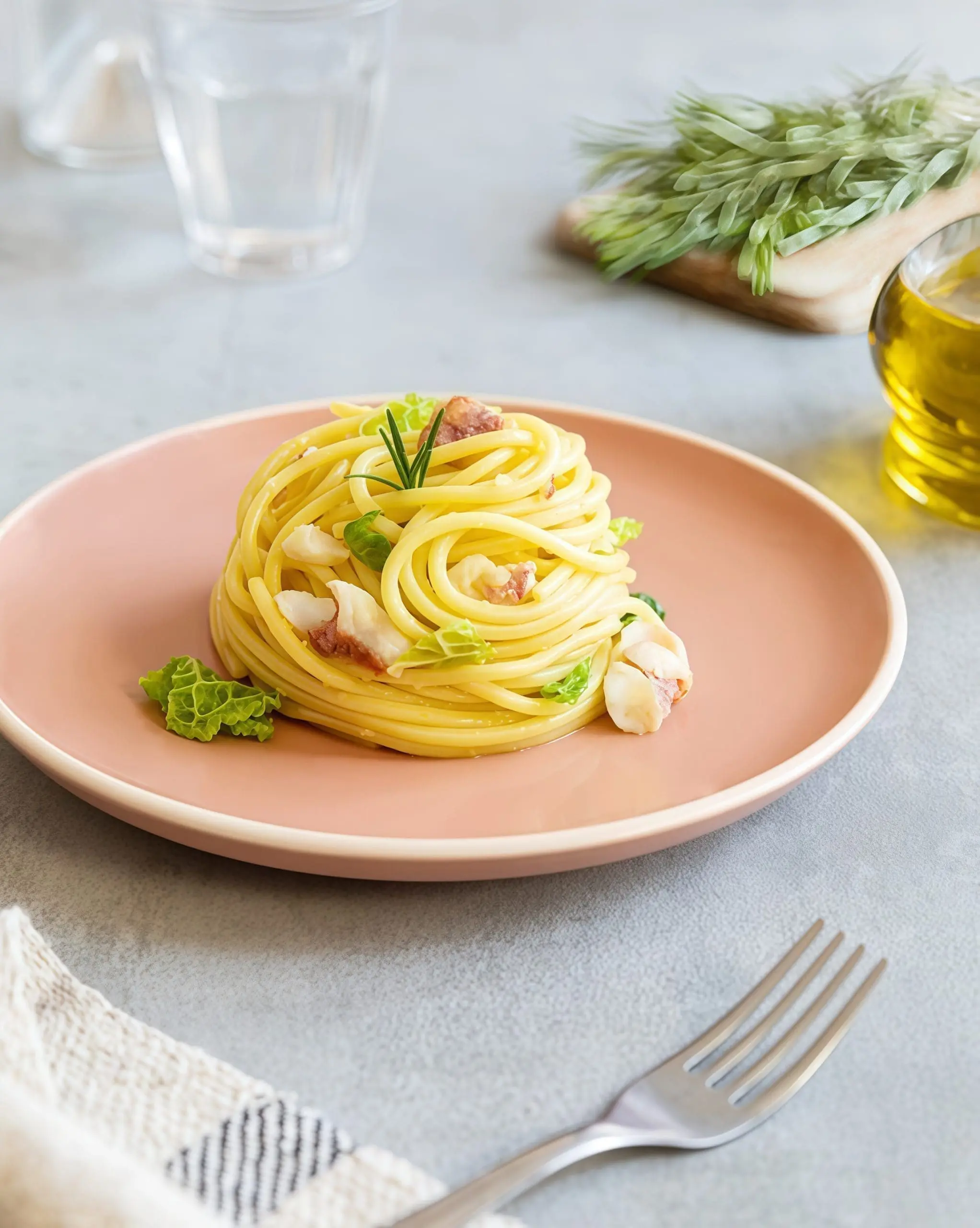 Спагеттони с рыбой и савойской капустой