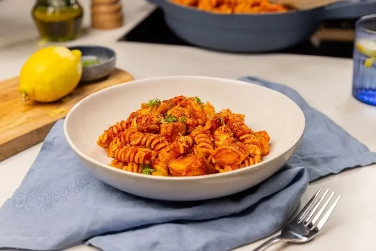 Цельнозерновые Фузилли с горбушей по-средиземноморски