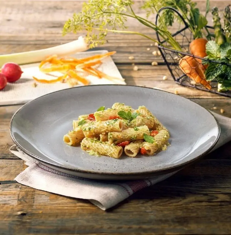 Тортильони с песто Дженовезе, томатами и мятой