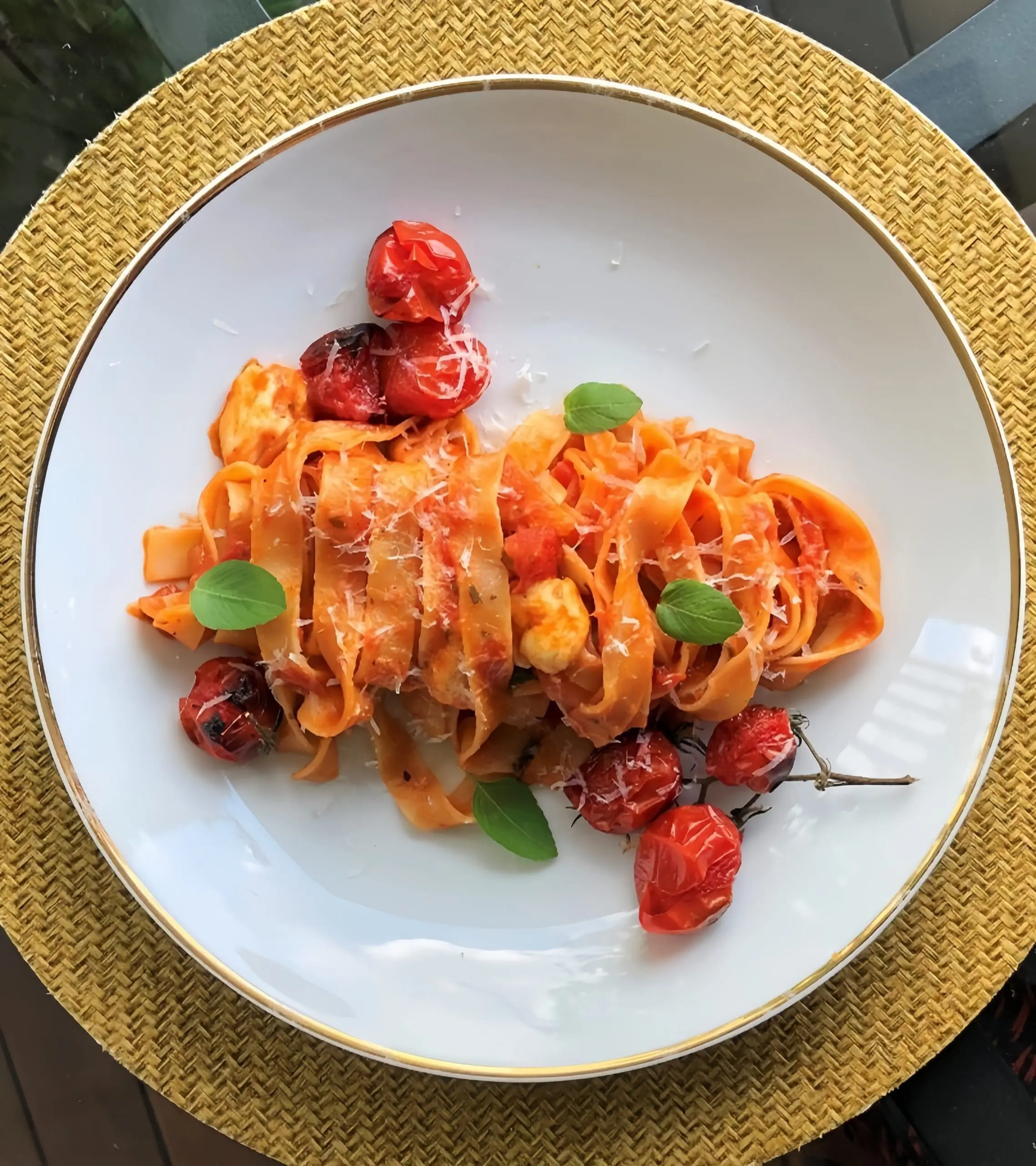 Феттучче с соусом Тоскана, томатами черри и курицей