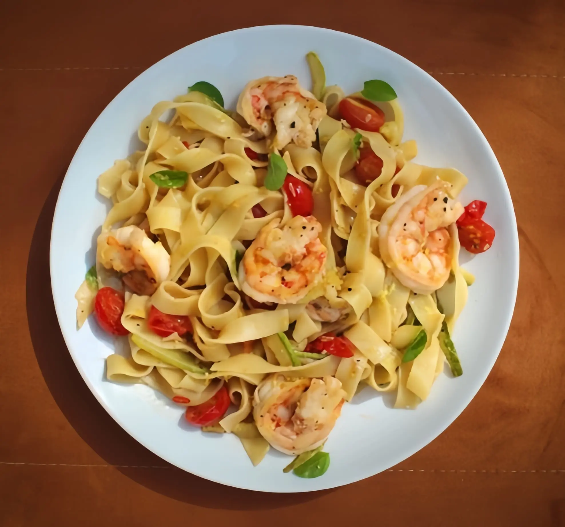 Феттучче с креветками, томатами черри и цукини