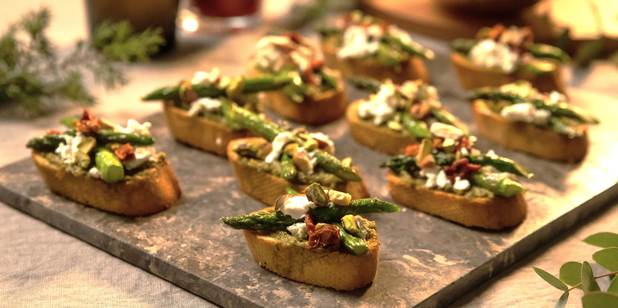 Брускетта со стручковой фасолью и сыром Фета