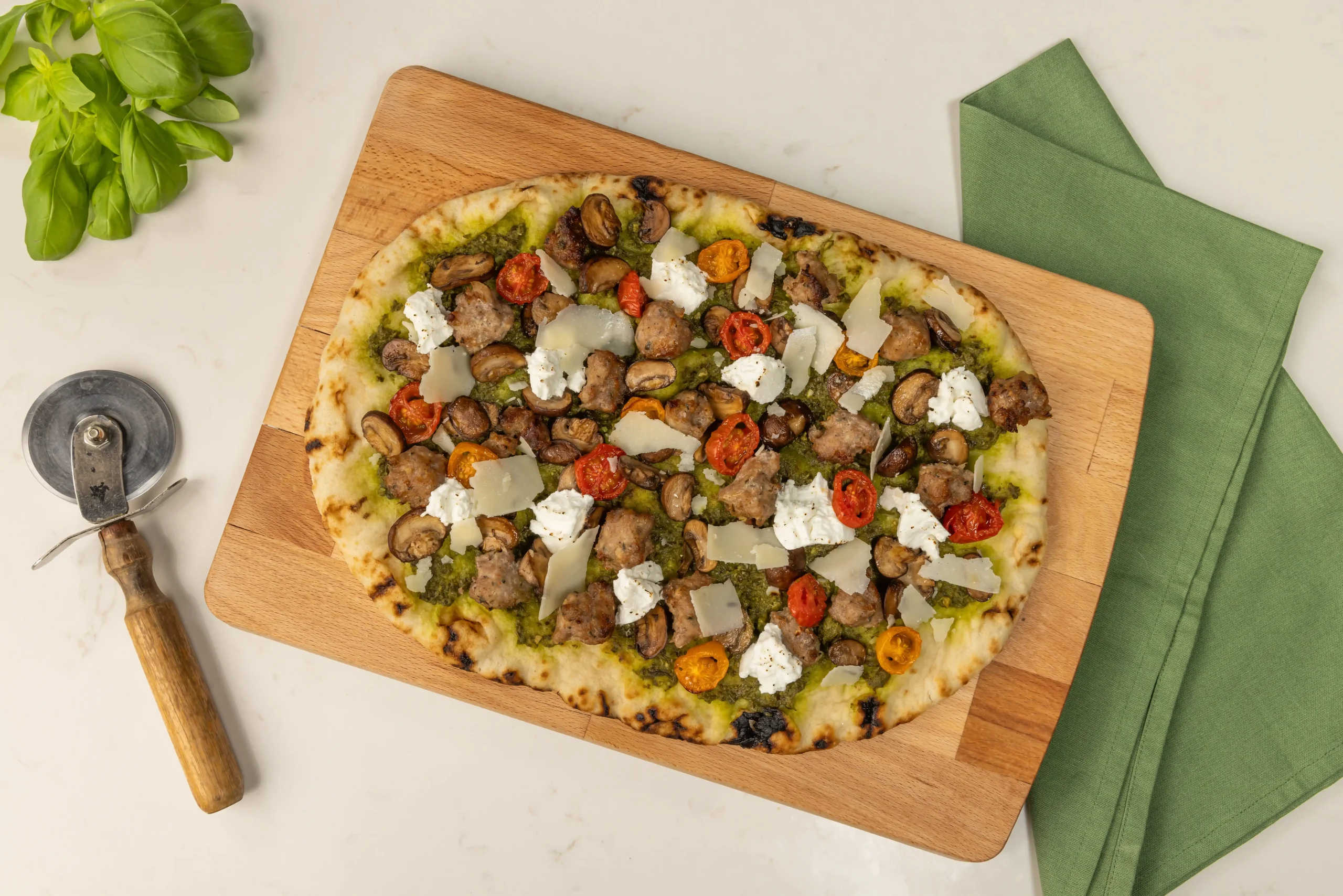 Пицца с грибами, песто и Пармезаном